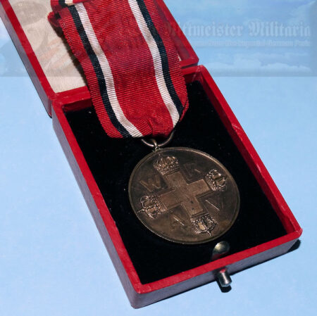 The Red Cross Medal 3rd Class was awarded to workers who assisted in Red Cross activities.