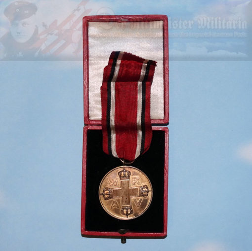 The Red Cross Medal 3rd Class was awarded to workers who assisted in Red Cross activities.